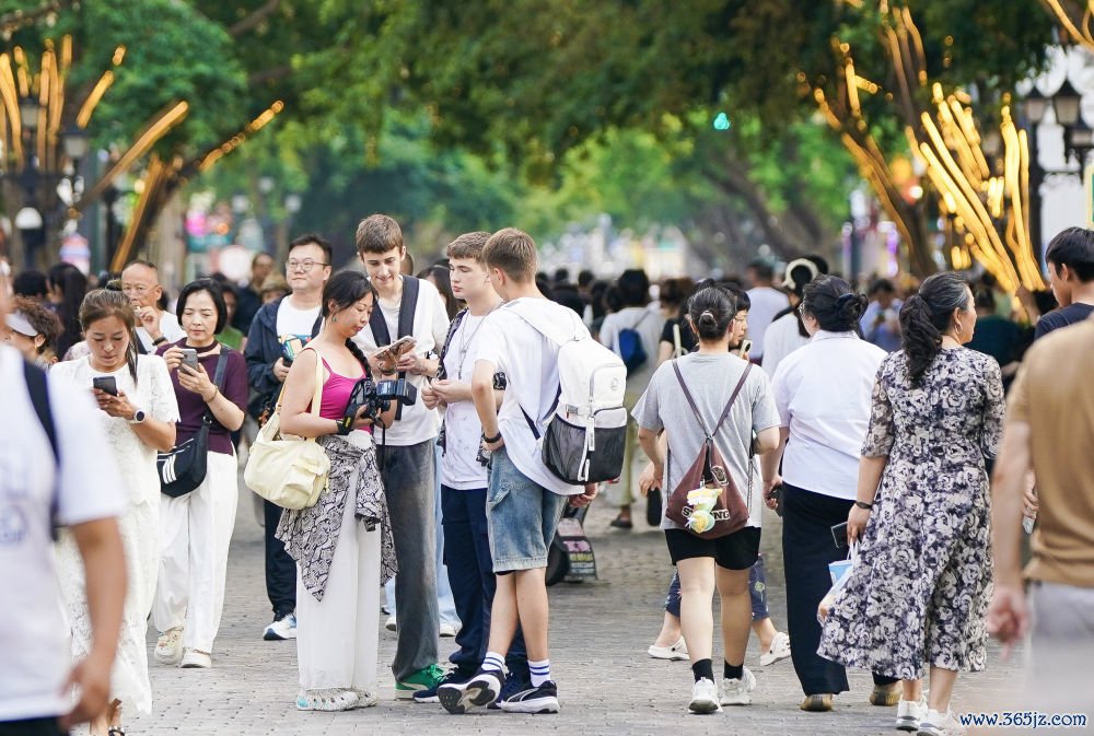7月22日，外国游客在哈尔滨中央大街参观游览。新华社记者 那宇奇 摄